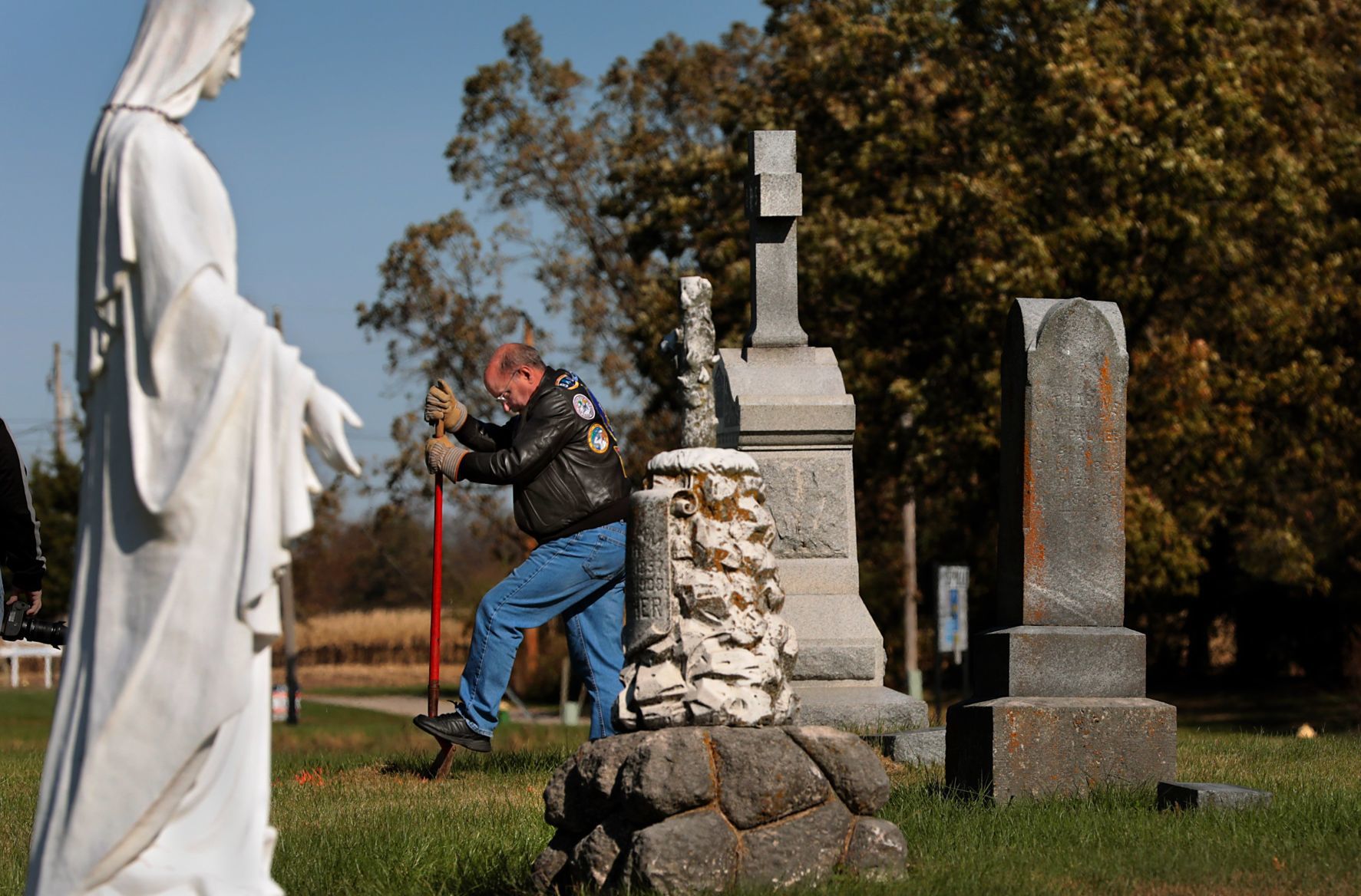 Retired policeman works to mark graves of fallen St. Louis officers